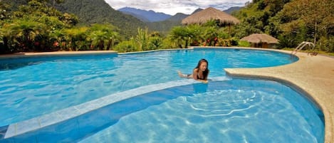 Kolam renang outdoor, dengan payung kolam renang dan kursi berjemur