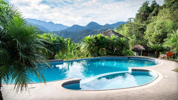 Piscine extérieure, parasols de plage, chaises longues