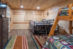 2 habitaciones, escritorio, tabla de planchar con plancha y wifi gratis