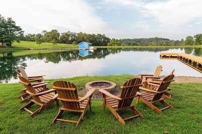 Lakeside Cabin Near Holiday World Perfect for Families & Friends