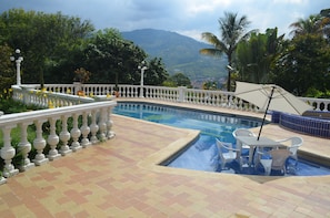 Outdoor pool - Hotel campestre (Copacabana)