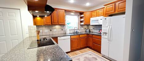 Jääkaappi, mikroaaltouuni, uuni, liesi