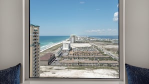 Un hôtel de grande hauteur offrant une vue sur la plage et l’océan.