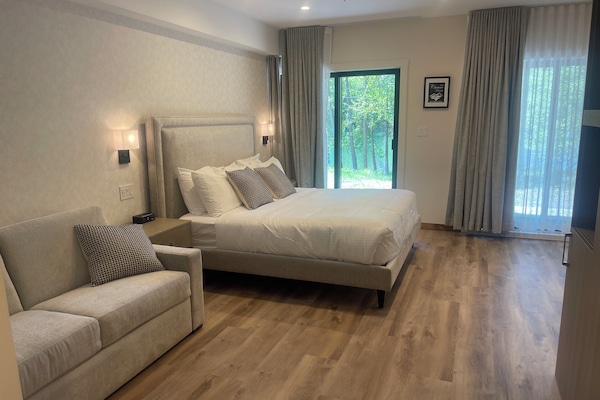 Lyxrum - 1 sovrum | Allergitestade sängkläder och värdeförvaringsskåp på rummet