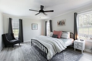 3 soverom, strykejern/-brett, internettilgang og sengetøy