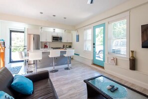 Smart TV, table tennis - Coastal Elegance in Historic Dock Sq Breath Again (Kennebunk)