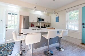 Fridge, microwave, oven, stovetop - Coastal Elegance in Historic Dock Sq Breath Again (Kennebunk)