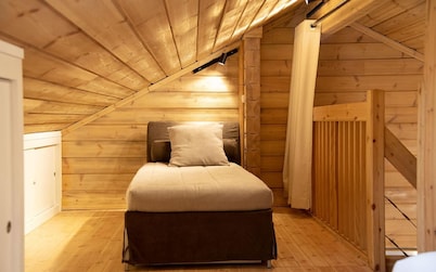 Wooden cottage for 6 people located on the edge of a private pond.