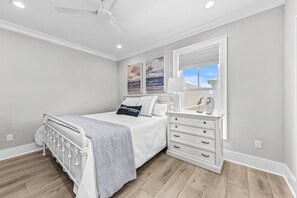 3 chambres, fer et planche à repasser, lit de bébé portatif
