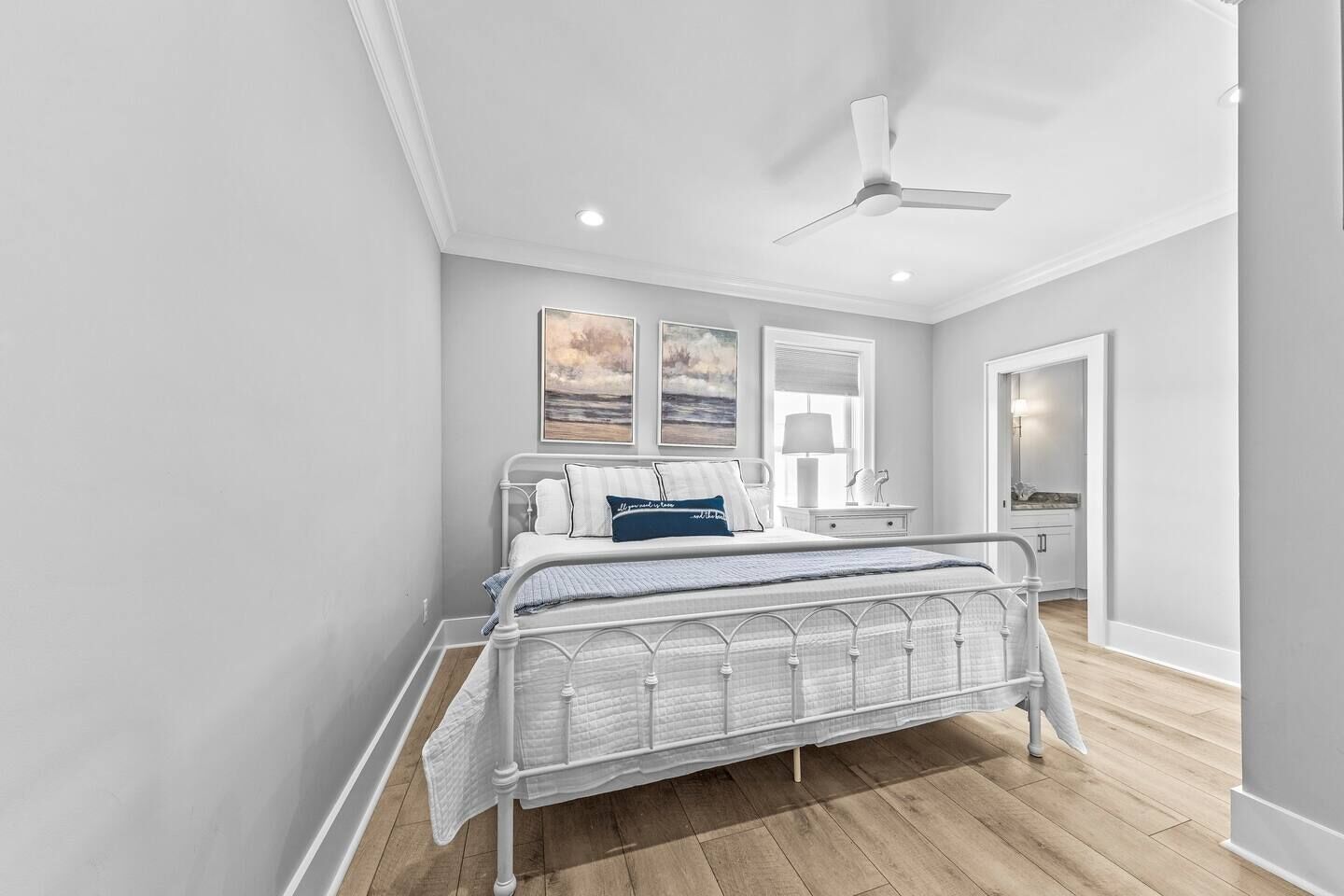 3 habitaciones, tabla de planchar con plancha y cuna de viaje 