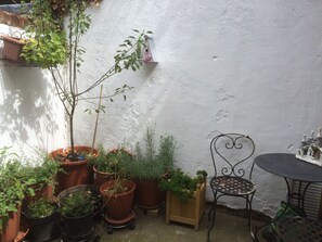 Outdoor dining - CATHEDRAL VIEW COTTAGE, CANTERBURY (Canterbury)