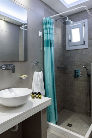 Superior Double Room | Bathroom | Shower, hair dryer, towels, soap - Hotel Glaros (Santorini)