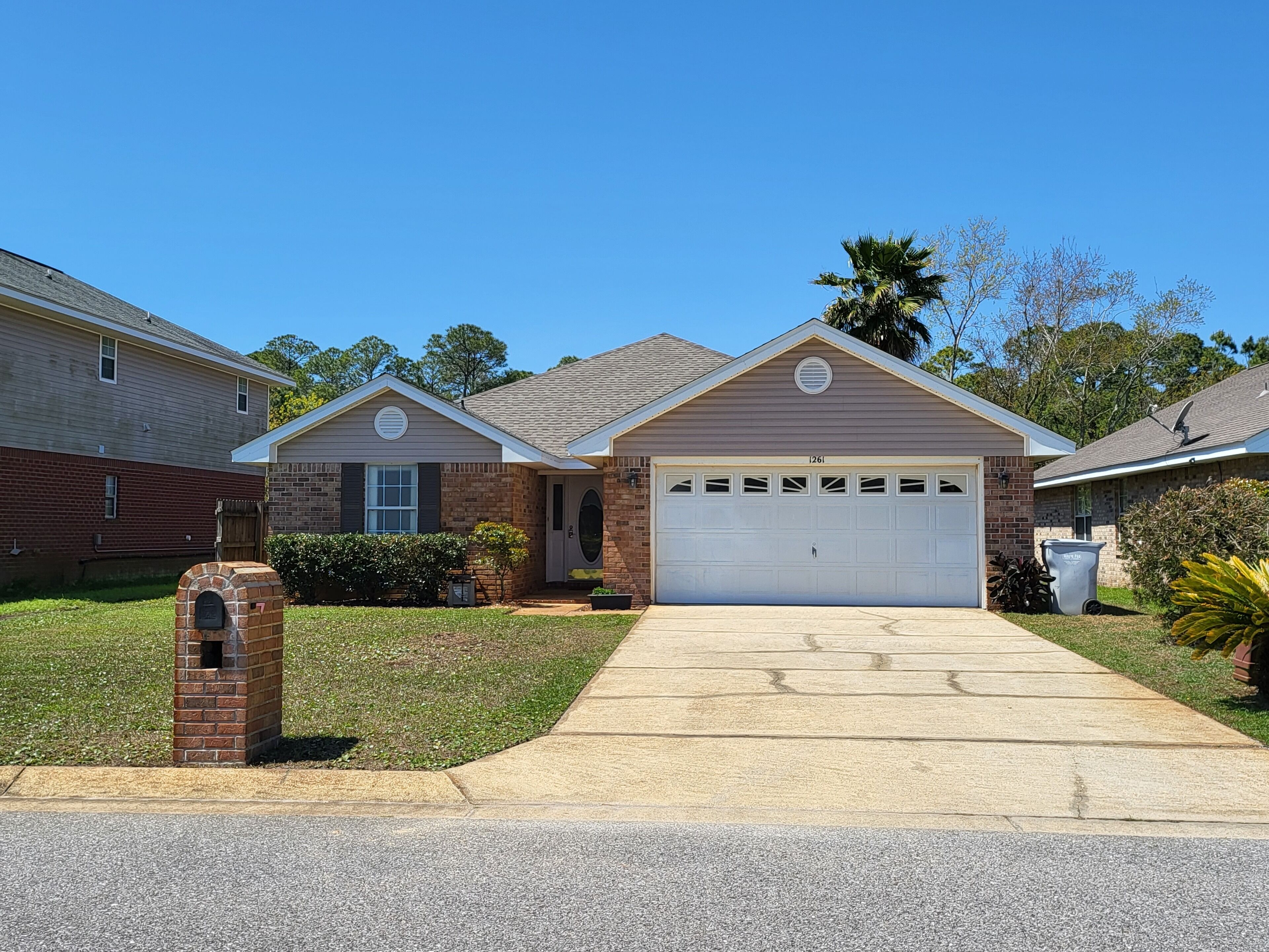 Beautiful Pet Friendly 4 bedroom, 2 Ba Home, 10 min to Beautiful Pensacola Beach