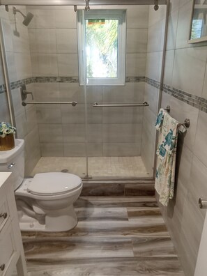 Suihku, hiustenkuivaaja, pyyhkeet, saippua