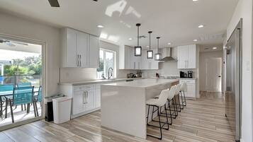 Frigorífic, microones, forn i placa de cuina