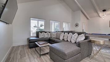 Smart-TV, Kamin, Tischtennisplatte, Stereoanlage