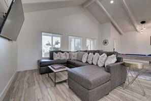 Smart TV, chimenea, mesa de ping pong, estéreo