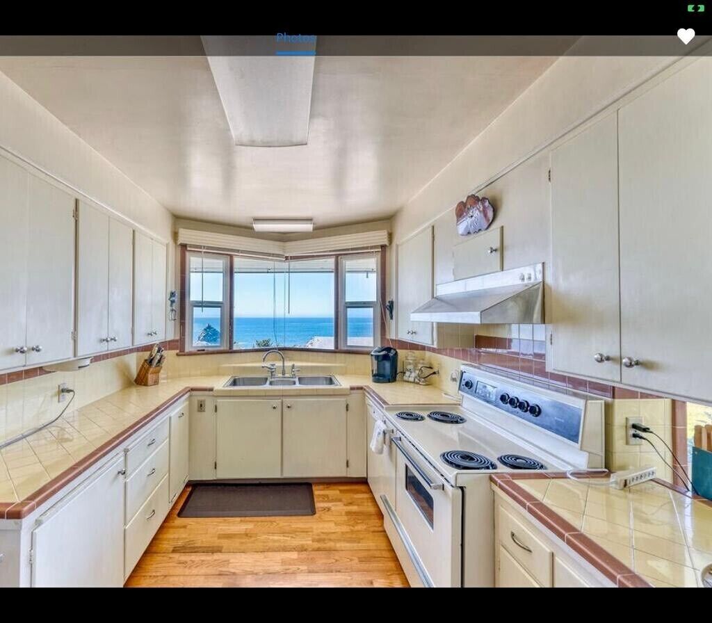 Beach house with amazing views of waves crashing over the rocks. Spacious/unique