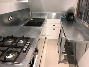 Frigorífico, microondas, horno y placa de cocina