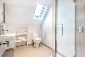 Douche, sèche-cheveux, serviettes fournies