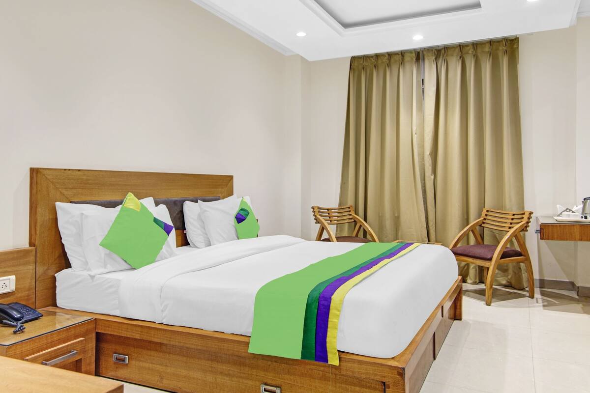 Deluxe Double Room | Desk, iron/ironing board
