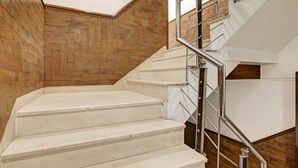 Un escalier avec des marches en bois et des rampes en métal.