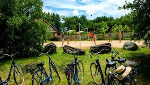 A volleyball court surrounded by greenery, with bicycles parked nearby. - La Roque d'Anthéron - Mobil-home - 6 pers - 3 bdrms - Swimming pool (La Roque-d'Anthéron)