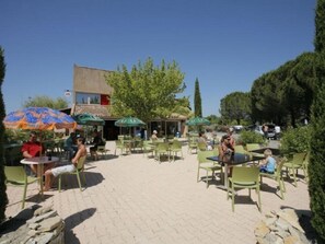 Outdoor dining - La Roque d'Anthéron - Mobile-home - 6 pers - 3 bdrms - Swimming pool (La Roque-d'Anthéron)