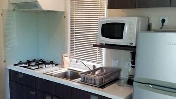 Réfrigérateur, micro-ondes, plaque de cuisson, cafetiÚre/bouilloire