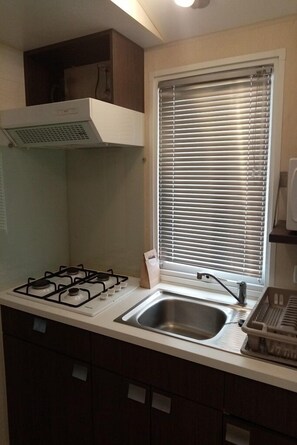 Refrigerador, microondas, placa de cocina, cafetera/tetera