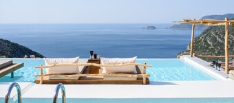SWIM UP SUITE with direct access to the infinity pool and stunning sea view