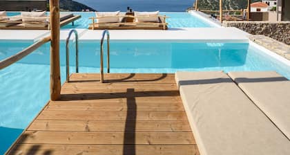SWIM UP SUITE with direct access to the infinity pool and stunning sea view