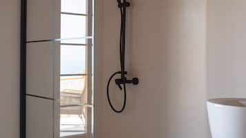 Regadera, secadora de cabello, toallas, jabón