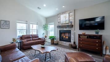 Una Smart TV, una chimenea