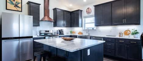 Jääkaappi, mikroaaltouuni, uuni, liesi