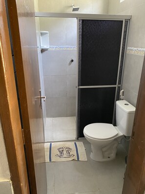 Combined shower/bathtub, hair dryer, towels