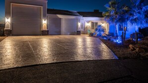 A residential property with a garage, a covered driveway, and a landscaped garden with palm trees. - Lake View Oasis Pool/Spa+Boat Garage+Ice Machine (Lake Havasu City)