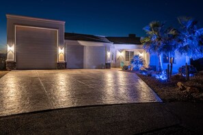 A residential property with a garage, a covered driveway, and a landscaped garden with palm trees. - Lake View Oasis Pool/Spa+Boat Garage+Ice Machine (Lake Havasu City)