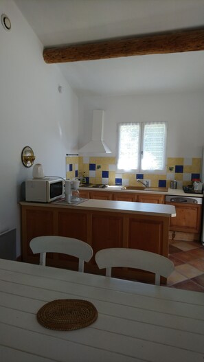 Kylskåp, mikrovågsugn, spishäll och diskmaskin