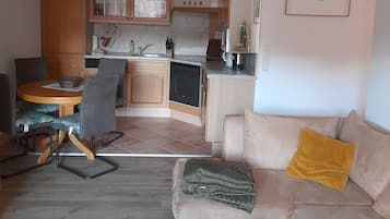 Smart-tv, dvd-afspiller, bøger, musikbibliotek