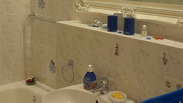 Tina, jabón, papel de baño