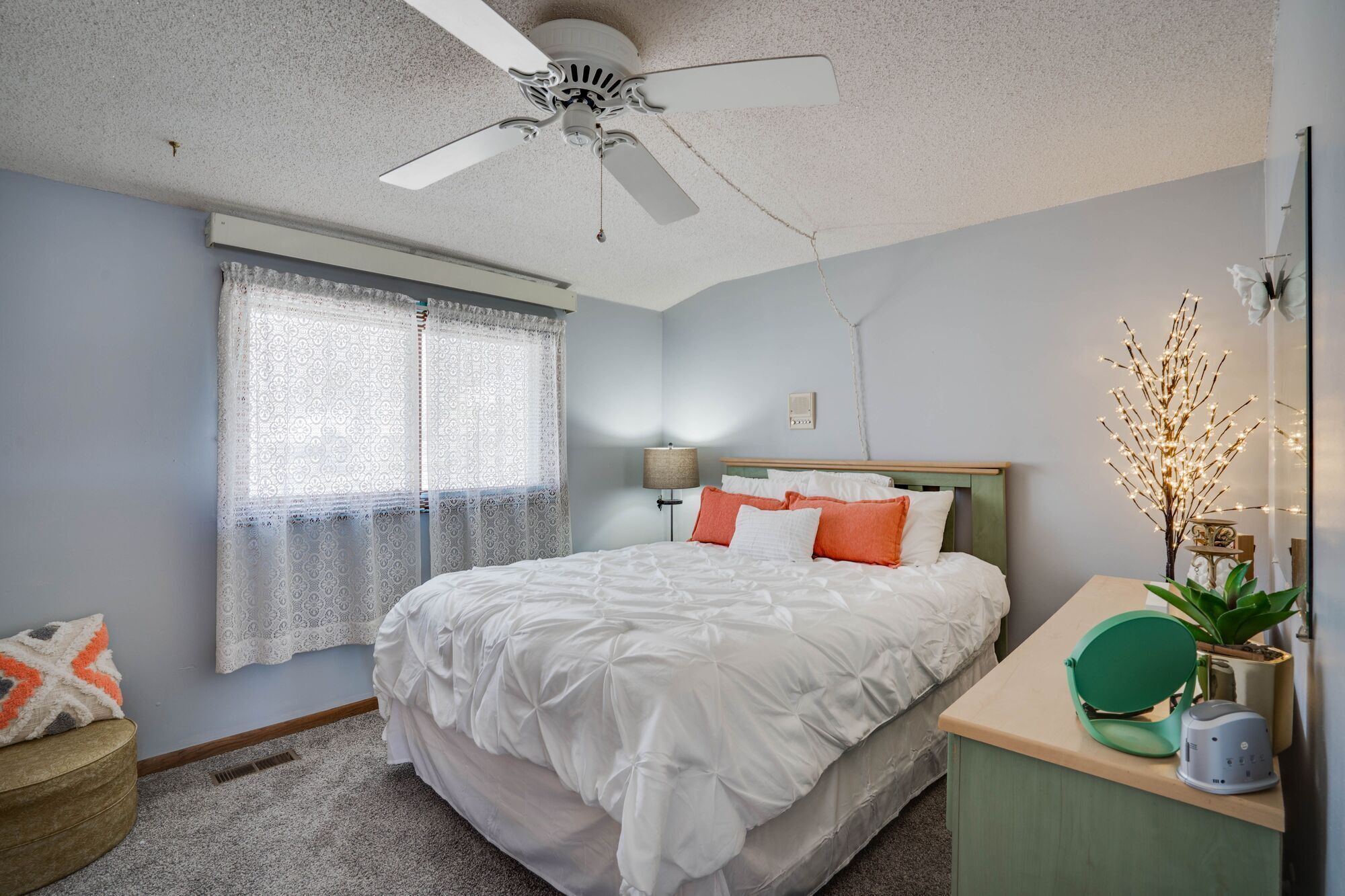 Hurricane Oasis, dock/boat slip, paddle boards/lily pad, games. Nice cove area