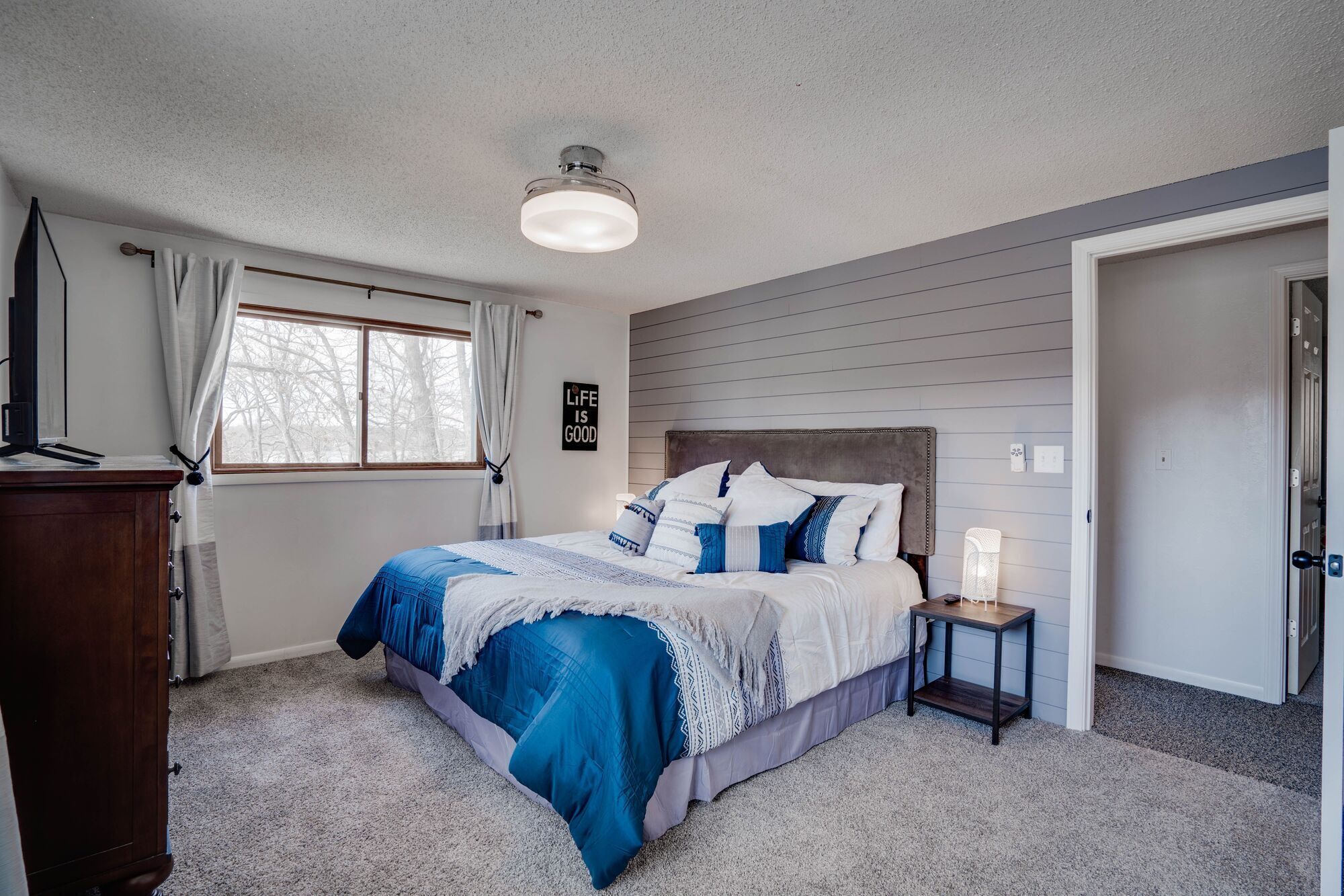 Hurricane Oasis, dock/boat slip, paddle boards/lily pad, games. Nice cove area