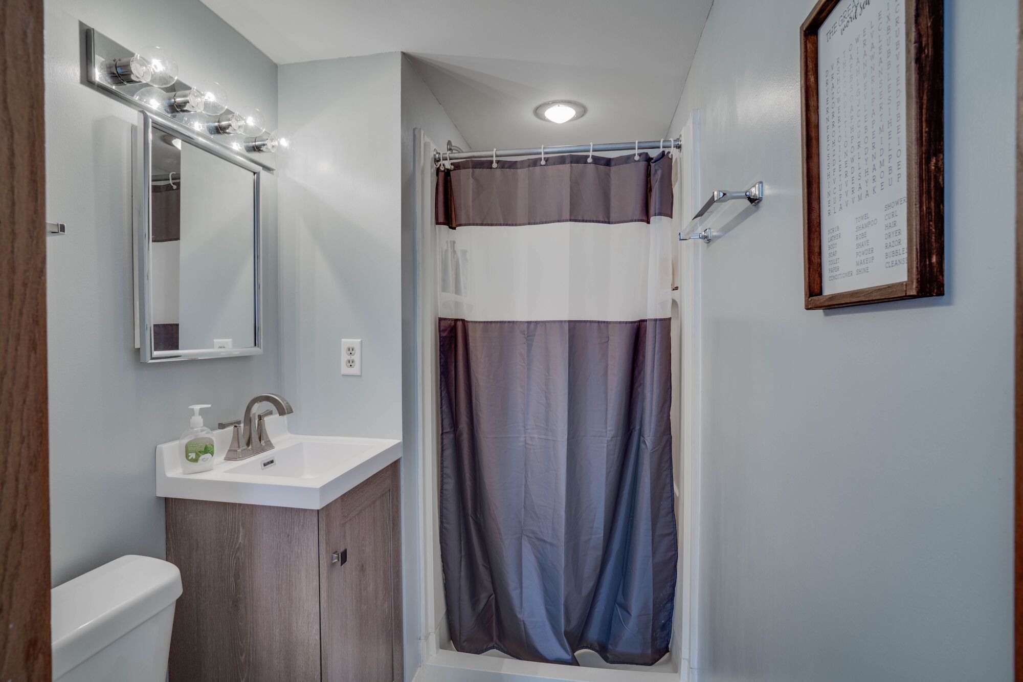 Hurricane Oasis, dock/boat slip, paddle boards/lily pad, games. Nice cove area