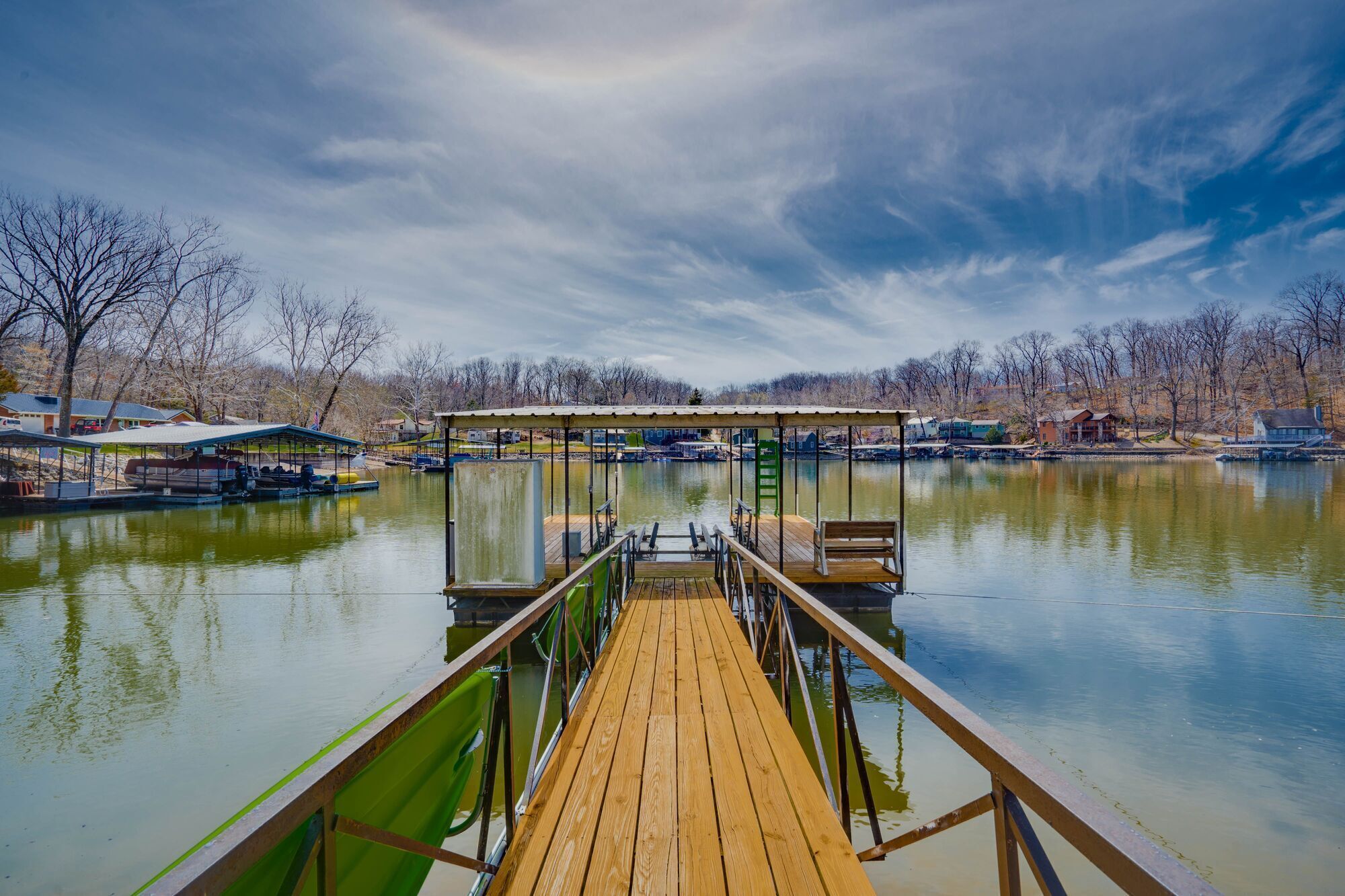 Hurricane Oasis, dock/boat slip, paddle boards/lily pad, games. Nice cove area