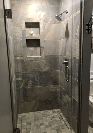 Douche, sèche-cheveux, serviettes fournies