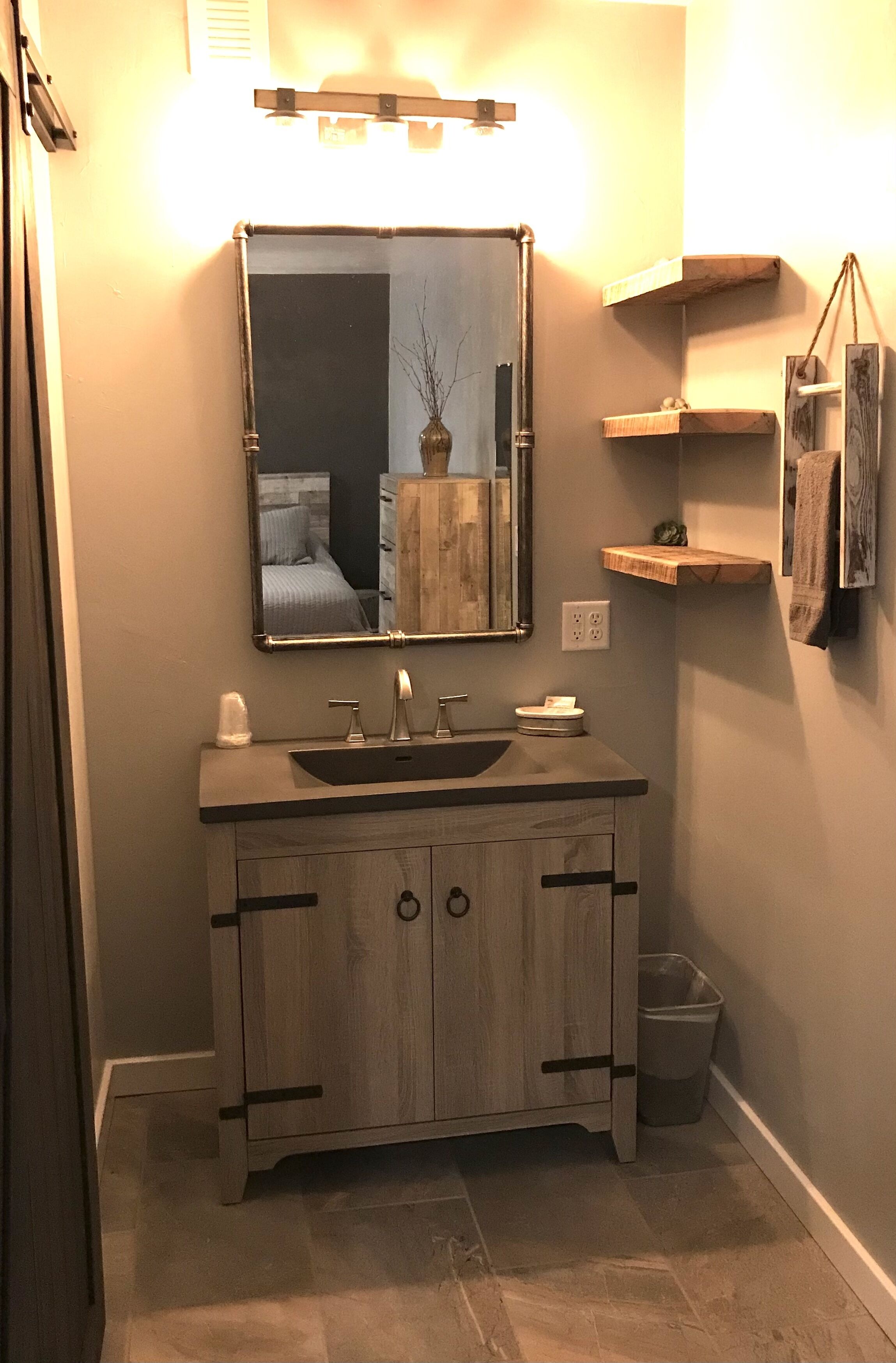 Newly Remodeled studio in 2021, 5 miles to Door Cty., beautiful deck & yard