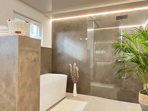 Badewanne, Haartrockner, Handtücher, Seife