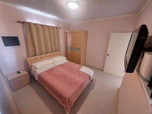 2 bedrooms, desk, iron/ironing board, free WiFi