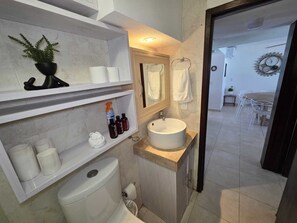 Douche, sèche-cheveux, serviettes fournies, savon